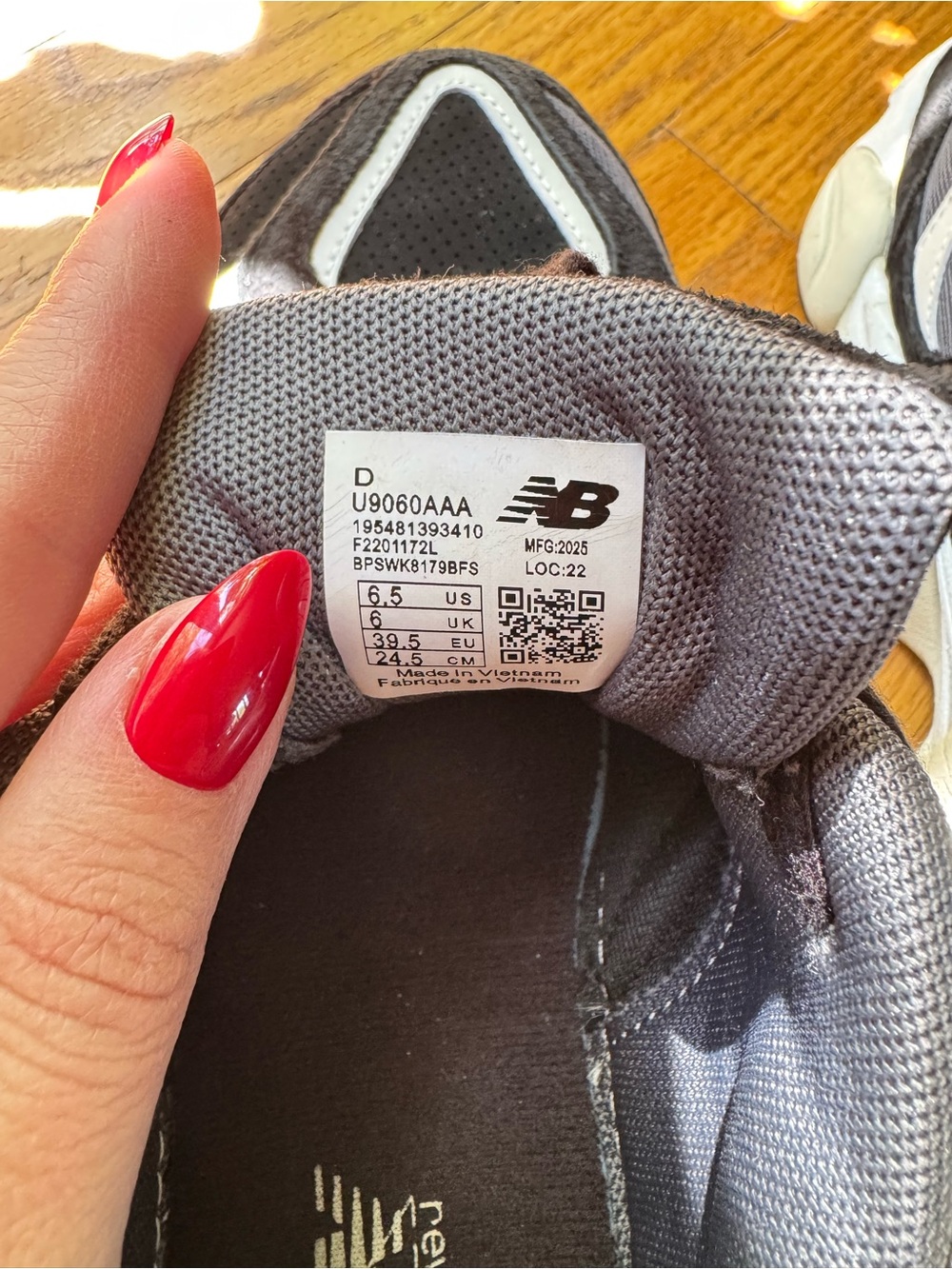 New Balance 9060 Black/White Sneakers – Men’s 6.5 / Women’s 8 - Picture 5 of 6